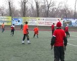 Школьники сражаются за победу в футбольном турнире 