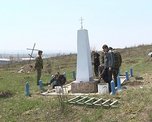 Казаки установили поминальный крест на сопке поселка Черняховский