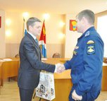 Глава администрации Евгений Корж поблагодарил военнослужащих за плодотворное взаимодействие