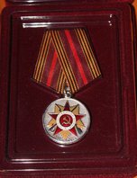 Юбилейные медали ветеранам вручил глава администрации УГО Евгений Корж