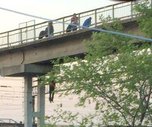 Молодой человек повесился на мосту в Новошахтинске