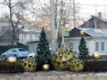 Дорожные кольца в Уссурийске необычно украсили к Новому году