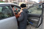 В Уссурийске полицейские и кадеты Суворовского училища поздравили женщин-водителей с 8 марта