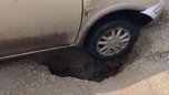 В Уссурийске автомобиль провалился в яму, образованную в дорожном полотне