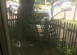 Автомобиль такси в Уссурийске протаранил забор частного дома