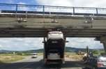 В Уссурийске фура, перевозящая автомобили, врезалась в мост