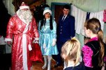 В Уссурийске Дед Мороз и Снегурочка поздравили ребят из малообеспеченных семей