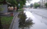 Жители Уссурийска пожаловались на огромную лужу на автобусной остановке