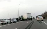 «Водитель уснул, что ли?»: тягач «размотало» на трассе Владивосток - Уссурийск