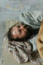 Судьба бездомного парализованного мужчины решается в Уссурийске