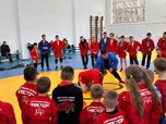 Приёмами боевого искусства поделился с юными уссурийцами мастер спорта по самбо Юсиф Гасымов