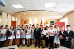 Первые паспорта граждан России торжественно вручили активным школьникам Уссурийска