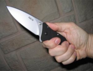 Мужчина в пьяной драке ударил ножом собутыльника в Уссурийске