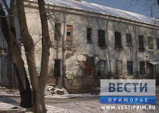 Двухэтажное здание рассыпается в центре Уссурийска