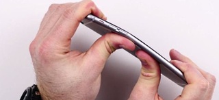 Пользователи IPhone 6 жалуются, что смартфон гнется в кармане