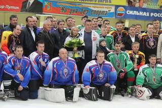 Губернатор Приморья наградил в Уссурийске победителей хоккейного турнира памяти Романа Клиза