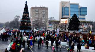Тысячи жителей Уссурийска пришли на праздничное открытие ледового городка