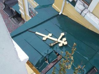 Сильным ветром сорвало крест с одного из храмов Уссурийска