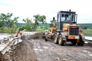 Начались восстановительные работы на временной переправе через реку около села Кроуновка