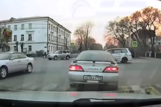 Жесткий момент, как автобус подминает седан в Приморье, попал на видео