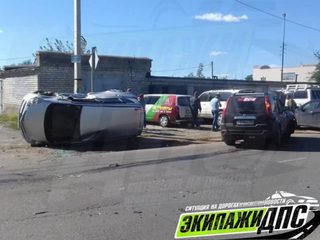 В Уссурийске автомобиль завалился набок после жёсткого ДТП