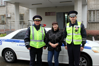 Жительница Уссурийска поблагодарила экипаж ДПС, оказавший ей помощь на дороге