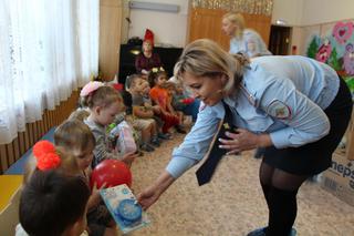 В Уссурийске Полицейский Дед Мороз передал подарки малышам детского дома малютки