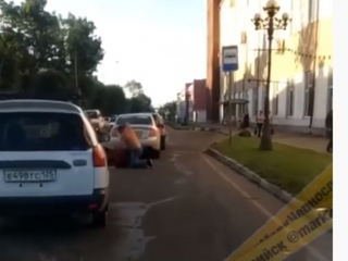 Видео: двое мужчин устроили драку на оживленной дороге в Приморье