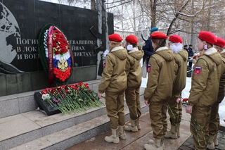 Церемонией возложения цветов почтили память псковских десантников 6-й роты в Уссурийске