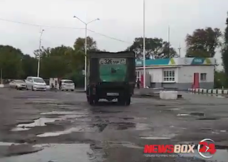 Автомобилисты Приморья отказываются от заправки на Альянсе из-за отвратительного состояния асфальта на АЗС