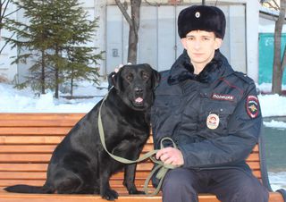 В Уссурийске участковый уполномоченный полиции Владислав Морозов приютил бездомную собаку