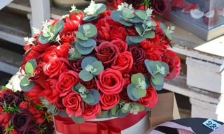 Житель Уссурийска набрал заказов на доставку цветов у амурчан, оставив их без денег и товара