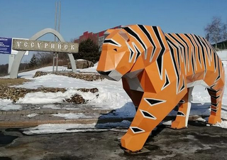 Тигр с центральной площади Уссурийска переехал к въезду в город