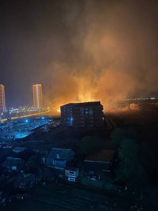 Огонь совсем близко подобрался к домам в крупном микрорайоне Уссурийска