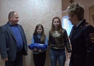В Приморье сотрудники полиции вручили подарки детям из семей вынужденных переселенцев с Украины