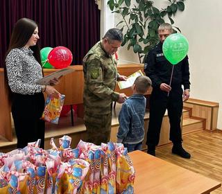 В Уссурийске командир ОМОН вручил подарки детям
