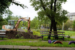 В Уссурийске началось строительство новой детской площадки