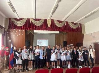 В рамках акции «Мы – граждане России!» полицейские Уссурийска вручили школьникам первые паспорта