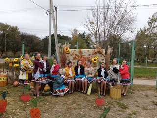 На территории ДК «Юность» в с. Воздвиженка прошел праздник урожая, где главной героиней стала «Королева» тыква