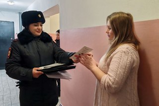 Полицейские Уссурийска рассказывают горожанам об уловках мошенников