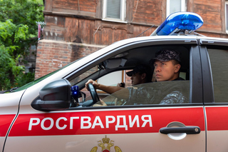 Буйных пассажиров такси задержали росгвардейцы в Уссурийске