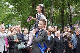 В школах Уссурийска проходят последние звонки